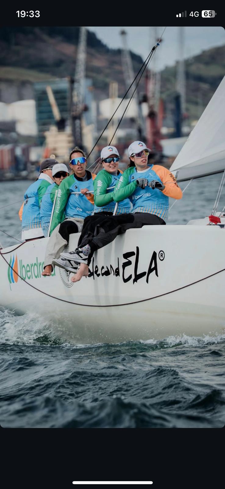 Tripulación femenina de J70 hiking en regata