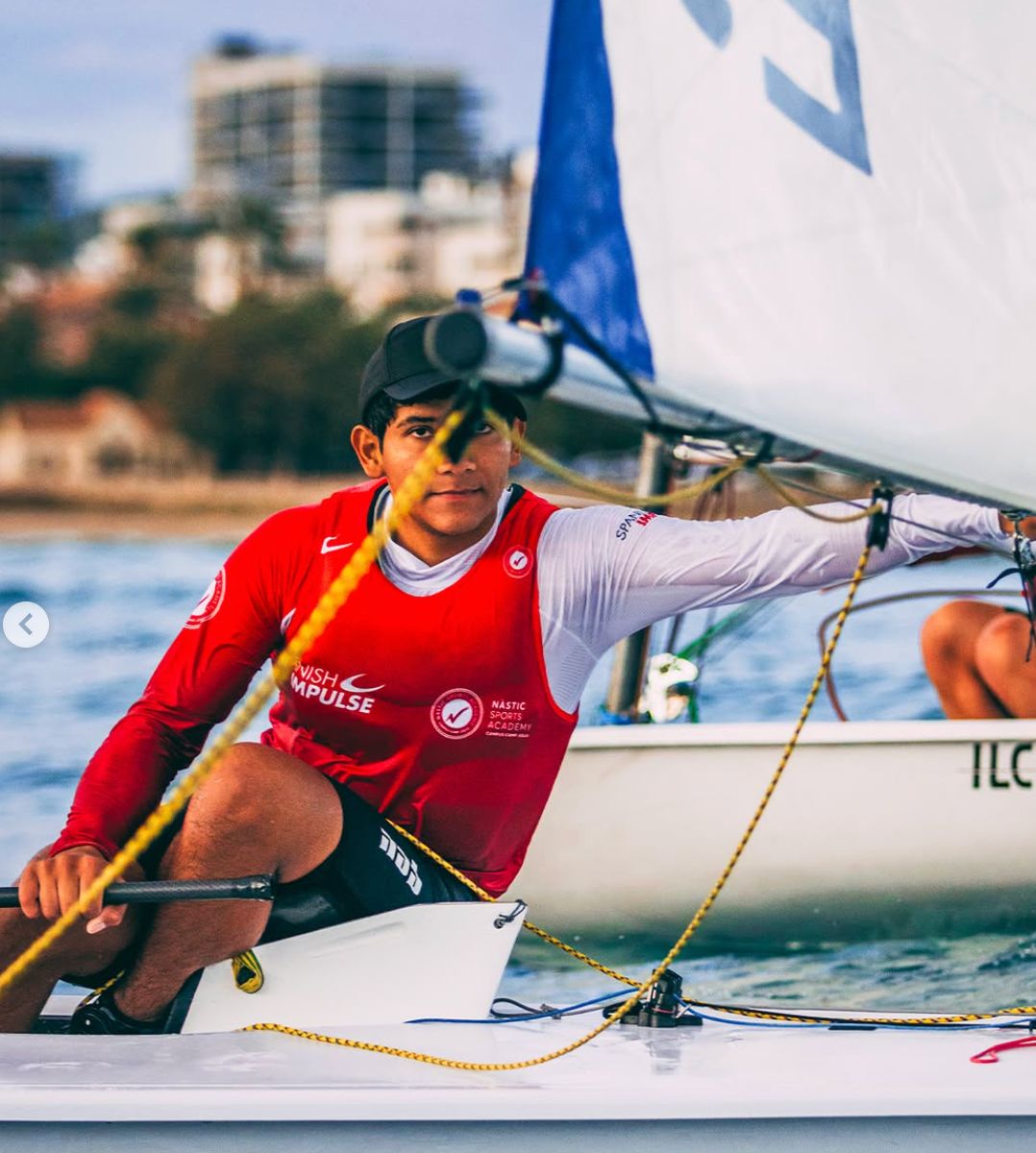 Joven regatista en Optimist al atardecer en la Costa Brava